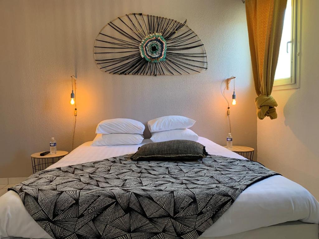 Postel nebo postele na pokoji v ubytování Hôtel Heod - Binic - Saint-Quay-Portrieux