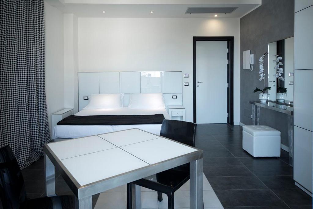 Kuchyň nebo kuchyňský kout v ubytování Atmosphere Suite Hotel