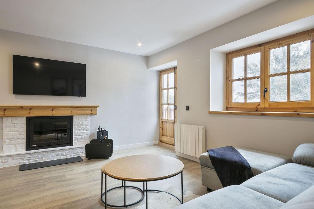 TV a/nebo společenská místnost v ubytování Luderna - Apartamento con terraza Artigues
