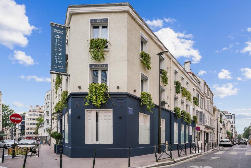 un edificio en la esquina de una calle en Résidence AURMAT - Appart - Hôtel - Boulogne - Paris en Boulogne-Billancourt