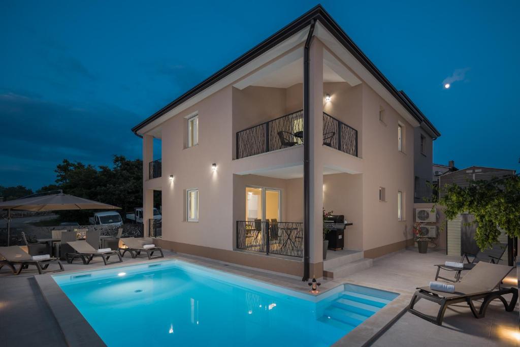 uma villa com piscina à noite em Villa IN em Nova Vas