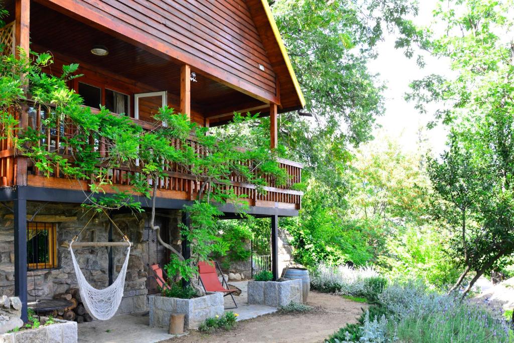 una casa con balcone con piante di NIMA Navacerrada a Navacerrada