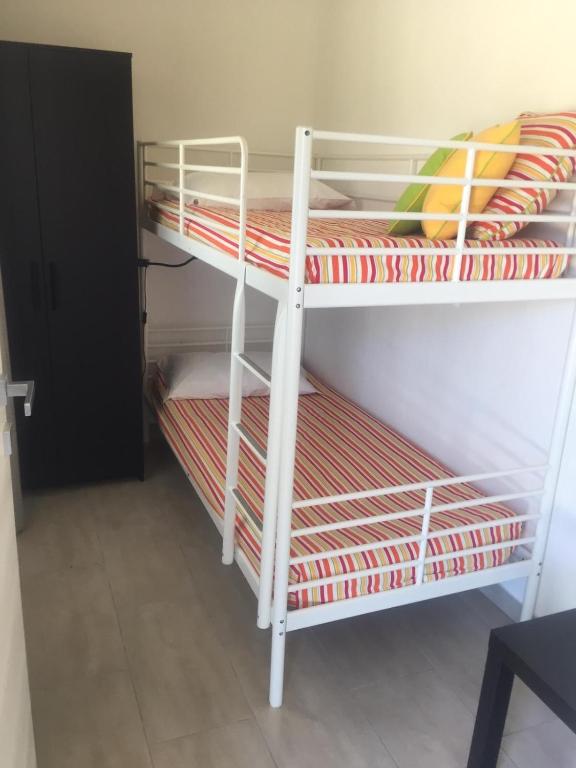 Łóżko lub łóżka w pokoju w obiekcie Paraiso