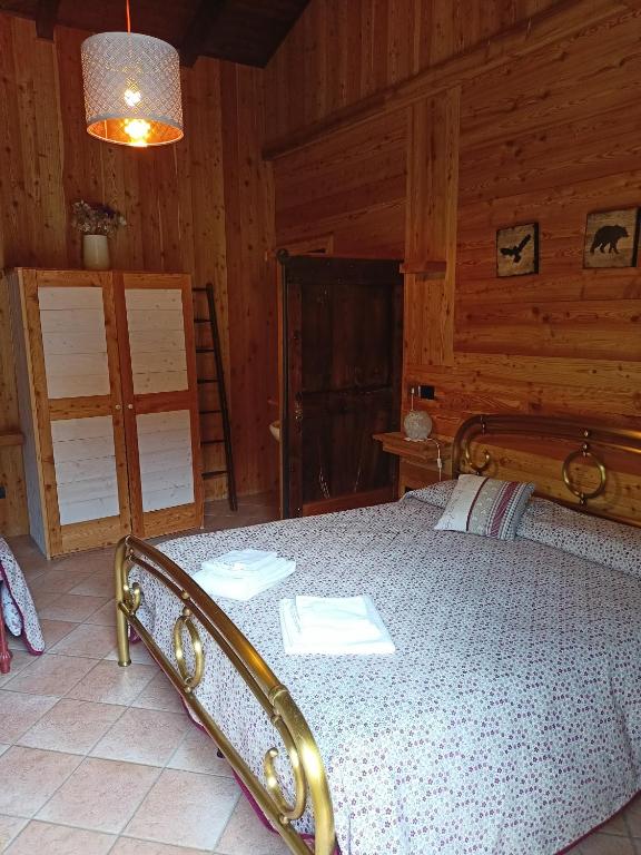 una camera con un letto in una cabina di L'Alpina Affittacamere a Bobbio Pellice