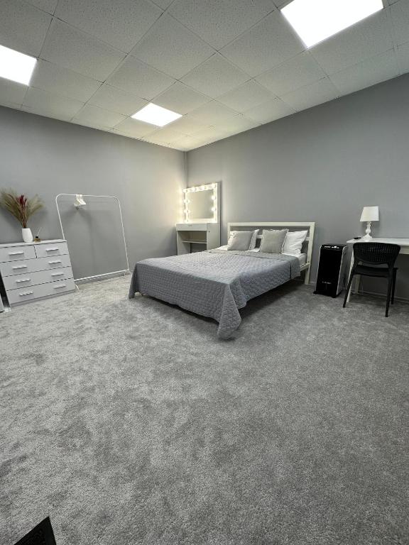 ein Schlafzimmer mit einem Bett und einem Schreibtisch in der Unterkunft P2B hostel & bar in Kiew