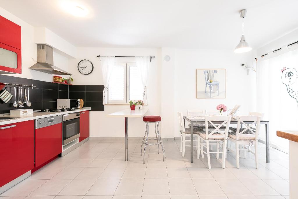 Kuchyň nebo kuchyňský kout v ubytování Apartments Karisima