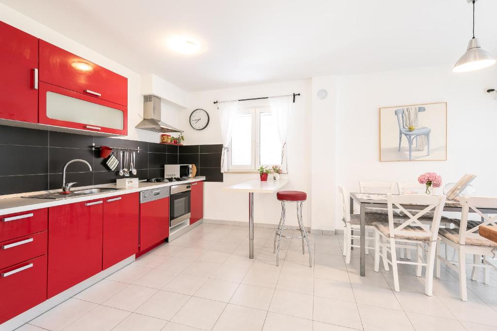 Kuchyň nebo kuchyňský kout v ubytování Apartments Karisima