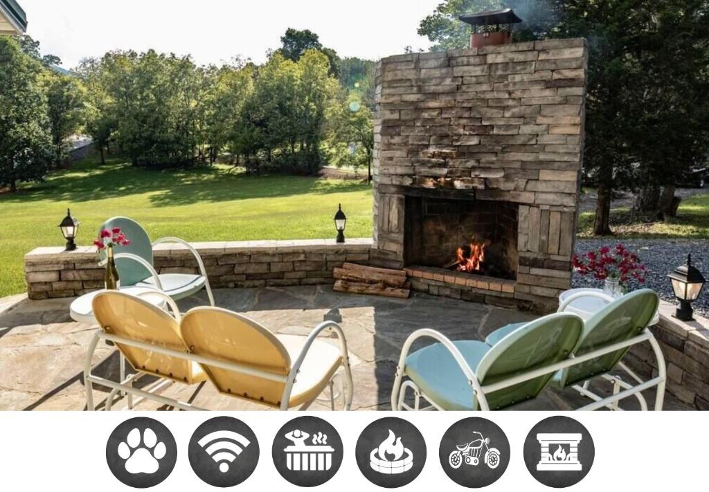 un patio con sedie e un camino in pietra di A Mountain Cottage cabin a Sevierville