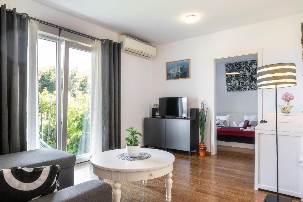 TV a/nebo společenská místnost v ubytování Apartments Karisima