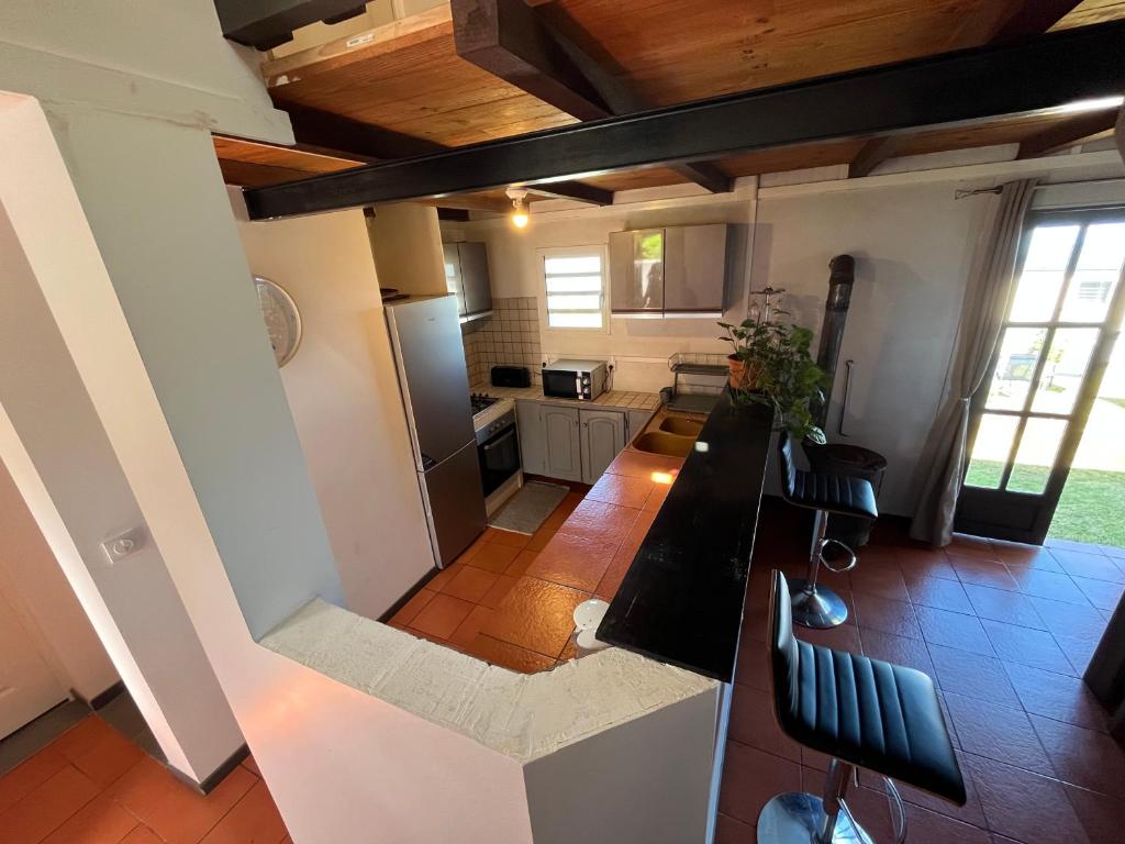 una vista aérea de una cocina en una casa en La maison des camélias, en Le Tampon