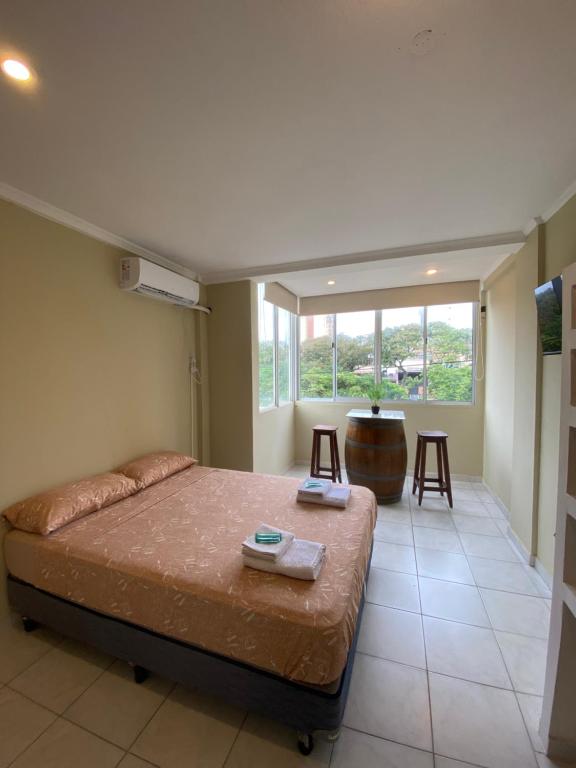 um quarto com uma cama e uma grande janela em Los Girasoles Villa Sarita Posadas - 1B em Posadas