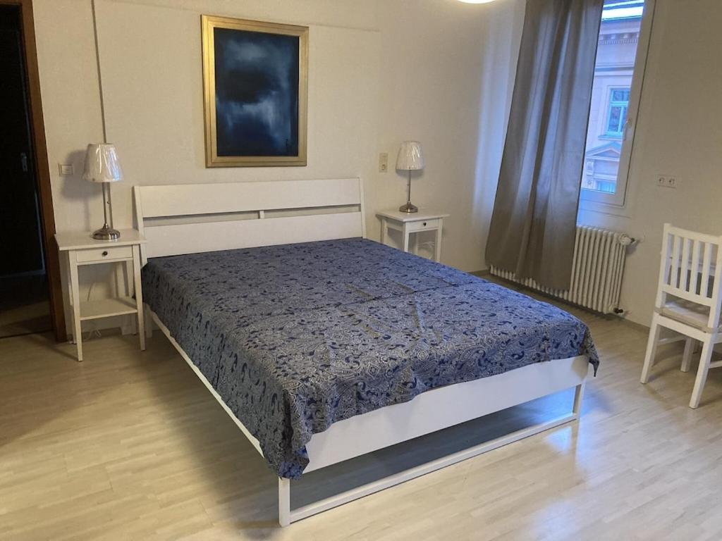 a bedroom with a bed with two tables and two lamps at Ferienwohnung mit 125qm am Rande der Fußgängerzone in Sigmaringen in Sigmaringen