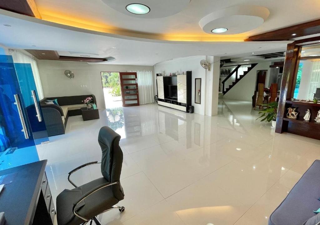 TV a/nebo společenská místnost v ubytování Cheryl's Place Vacation Home Palawan