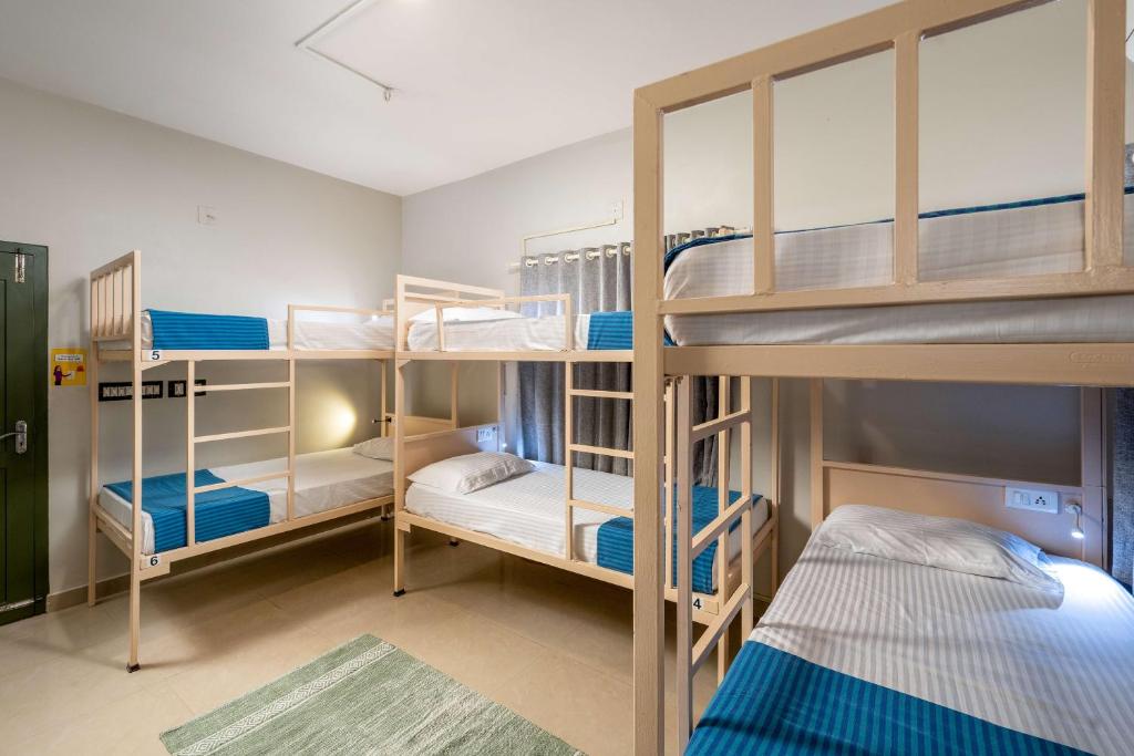 Zimmer mit 4 Etagenbetten in einem Schlafsaal in der Unterkunft Zostel Kochi, Fort Kochi in Kochi
