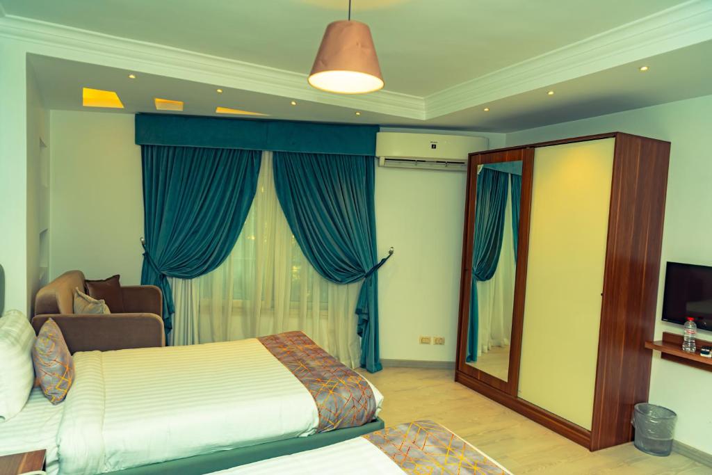 Postel nebo postele na pokoji v ubytování Jasmine Pyramids Hotel