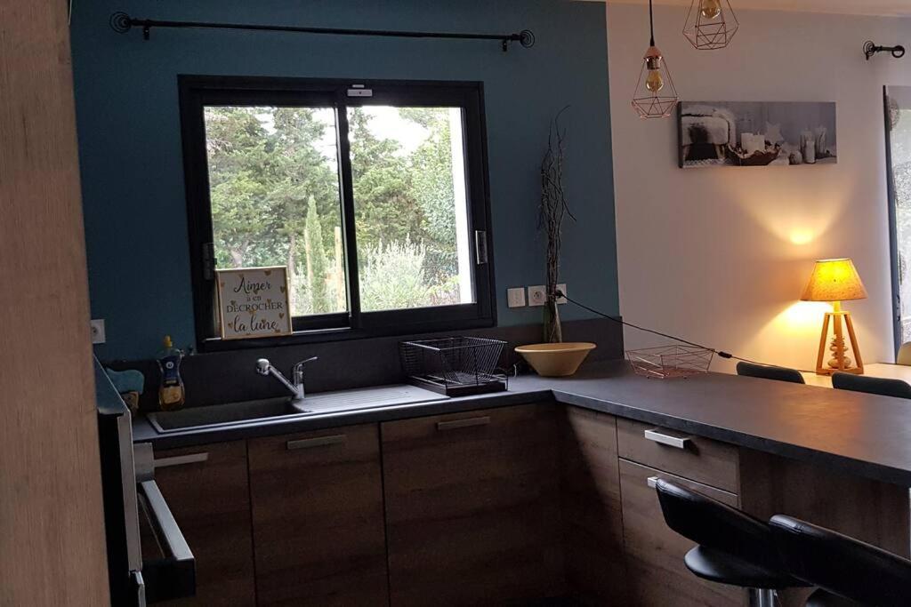 a kitchen with a sink and a window at Villa contemporaine à 10mn des plages in Lattes