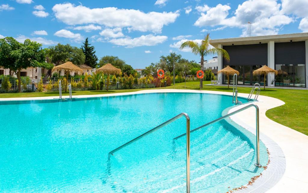 - une piscine dans un complexe dans l'établissement Hoyo 17 San Roque Club 2406, à San Roque