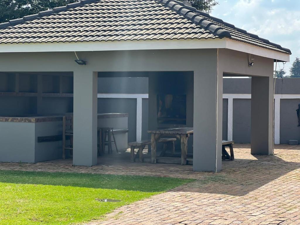 Airport Lodge Guest House Kempton Park www.booking.com
