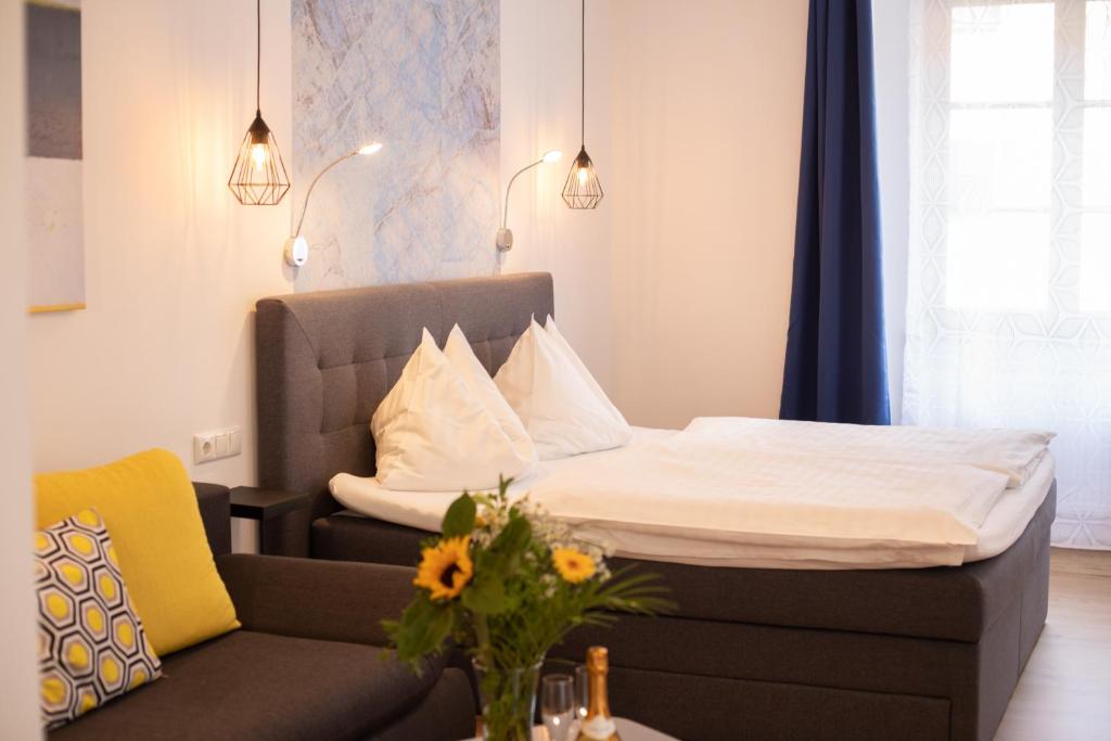 Postel nebo postele na pokoji v ubytování Hotel Zum Goldenen Hirschen
