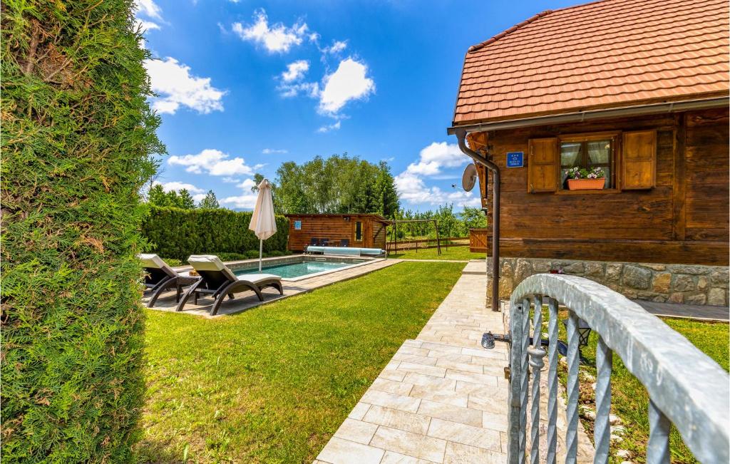 podwórko z basenem i domem w obiekcie Gorgeous Home In Gospic With Sauna w mieście Gospić