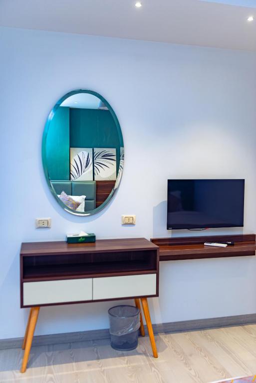 TV a/nebo společenská místnost v ubytování Jasmine Pyramids Hotel
