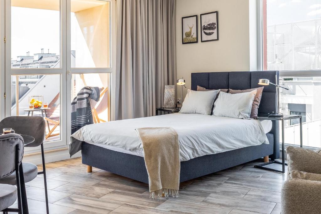 Posteľ alebo postele v izbe v ubytovaní apartamenty-wroc Old Town Residence