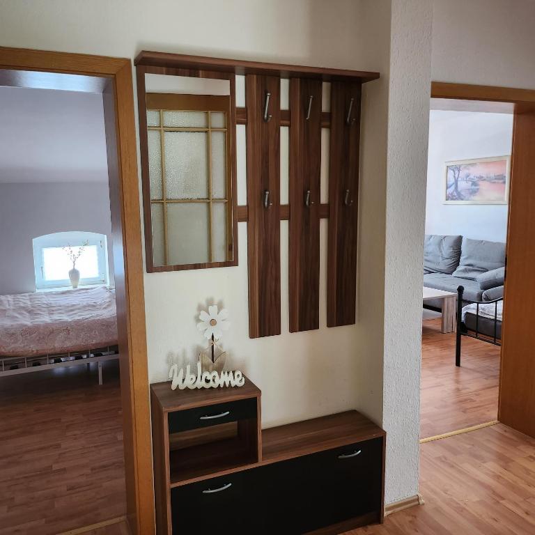 Sala de estar con dormitorio con cama y espejo en Merseburger Straße 402 en Ammendorf