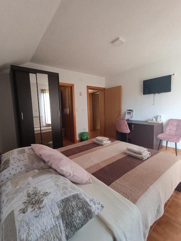 Postel nebo postele na pokoji v ubytování Rooms Marijanović Plitvice