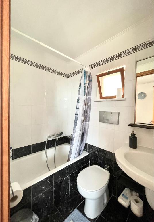 e bagno con servizi igienici, vasca e lavandino. di Nafpaktos Castle Studio a Nafpaktos
