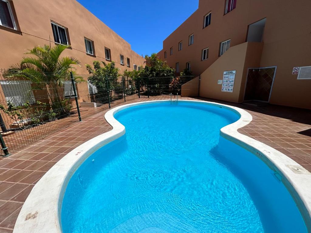 una piscina en medio de un edificio en Casa Orange Piscine Terrasse Parking, en San Sebastián de la Gomera