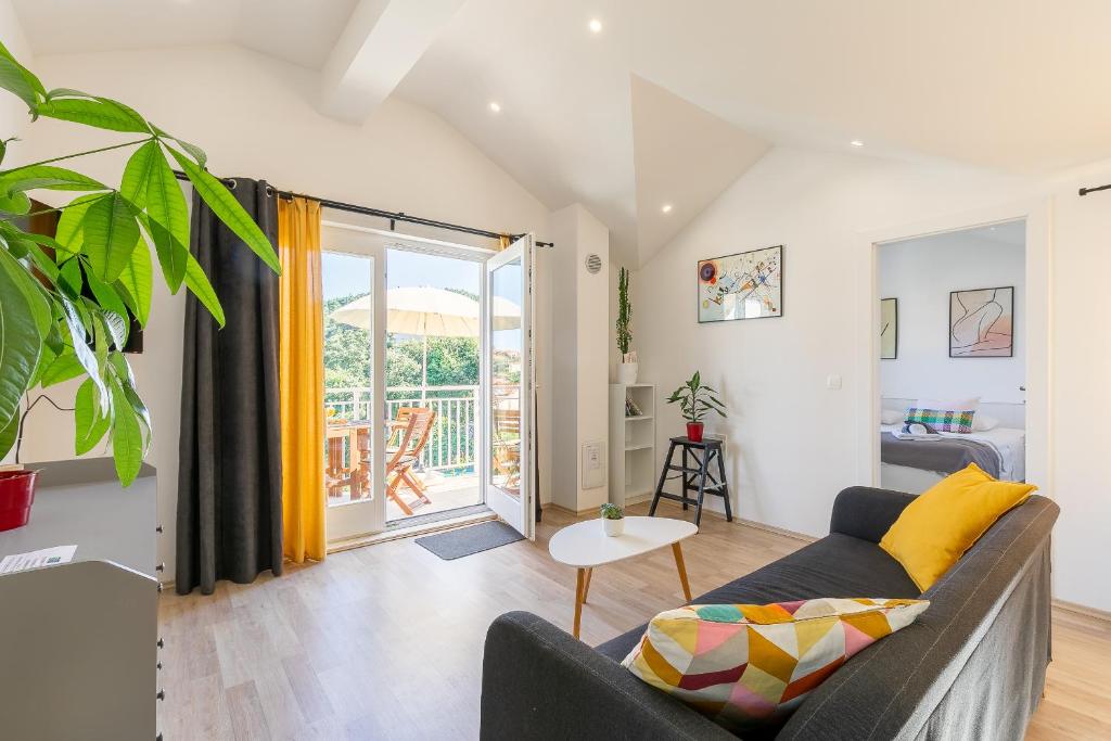 una sala de estar con un sofá y una mesa en Apartments Karisima2, en Korčula