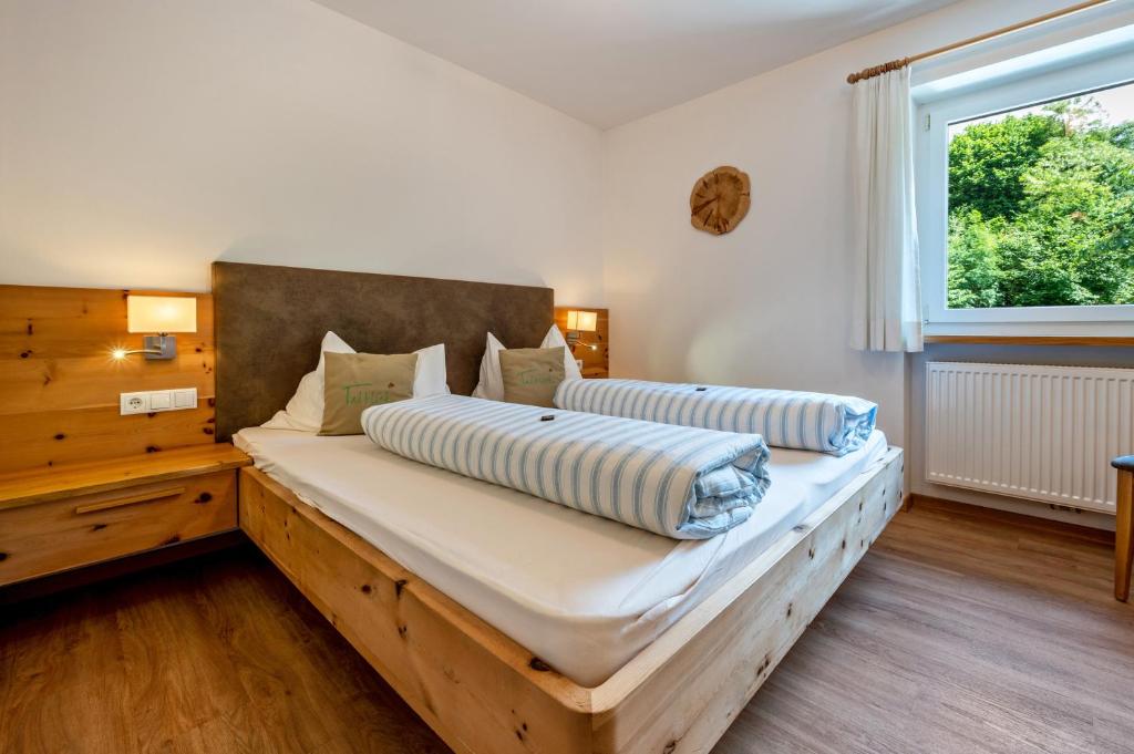 een slaapkamer met een houten bed met 2 kussens bij Talblick Apartement 4 in Laion