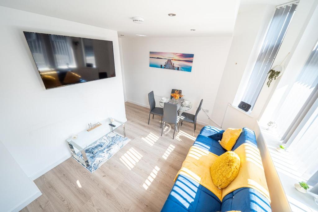 sala de estar con sofá azul y mesa en Cozy Retreat near Hollingworth Lake, Milnrow, Rochdale en Rochdale
