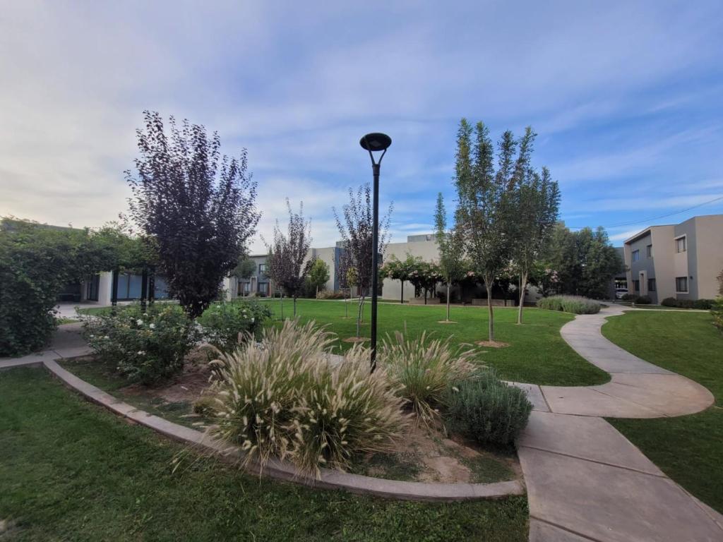 Un jardín fuera de Moderno apartamento con vista a la Cordillera