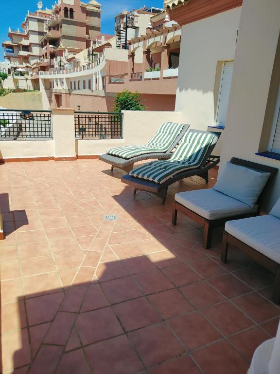 Balkón nebo terasa v ubytování Duquesa Regents apt, large balcony with spectacular sea views close to port and beach