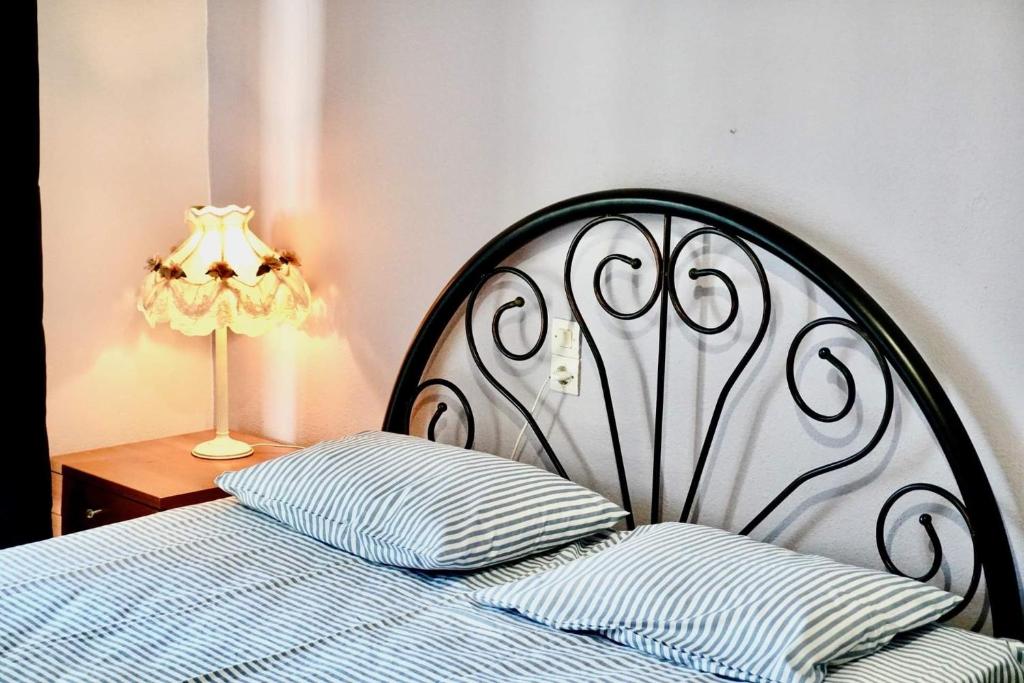 Postel nebo postele na pokoji v ubytování VOLOS CENTRAL SPACIOUS 120sq FLAT
