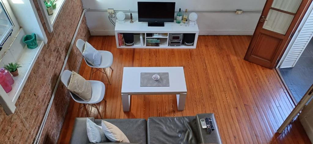 an overhead view of a living room with a table and a television at Nice Apart en Caballito. Visitá Buenos Aires in Buenos Aires