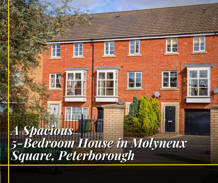 52 Molyneux Place - 5 Bedroom House in Peterborough Ideal for Groups and Families في بيتيربورو: منزل من الطوب الأحمر مع الكلمات منزل من غرفة نوم في melbourne