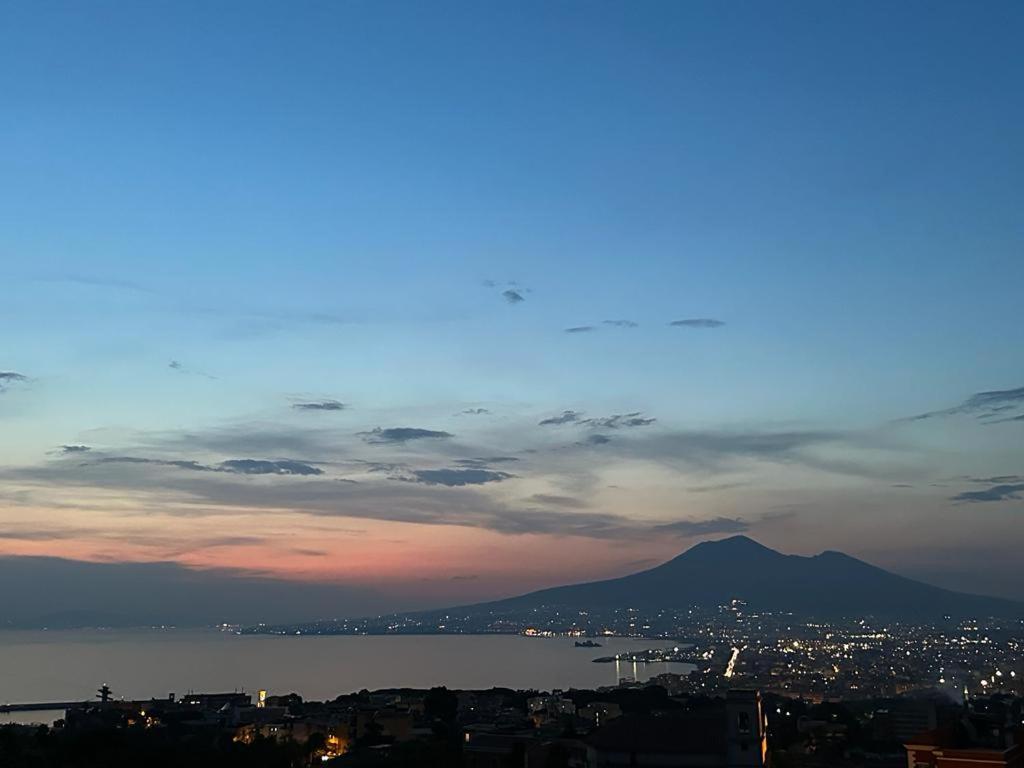 uitzicht op de stad en de oceaan bij zonsondergang bij Marefront in Castellammare di Stabia