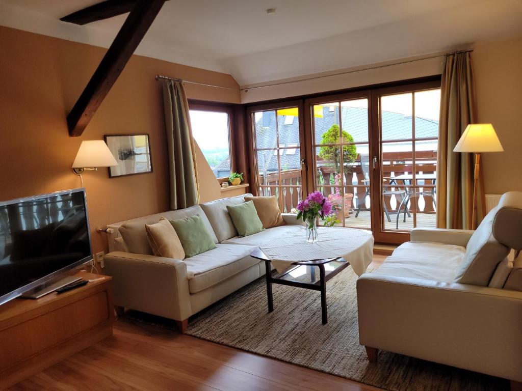 ein Wohnzimmer mit einem Sofa und einem Tisch in der Unterkunft Ferienwohnungen Stephan in Marienberg