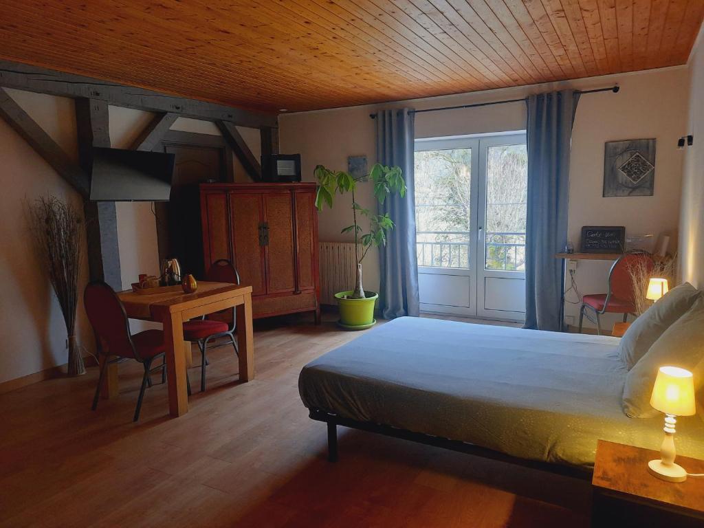 Postel nebo postele na pokoji v ubytování Chambre d'hôte de la Source Bleue