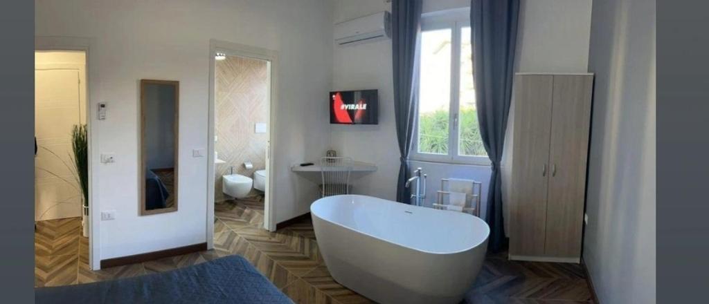 科里利亞諾卡拉布羅的住宿－FRABORGO，一间位于客房内的带大型白色浴缸的浴室