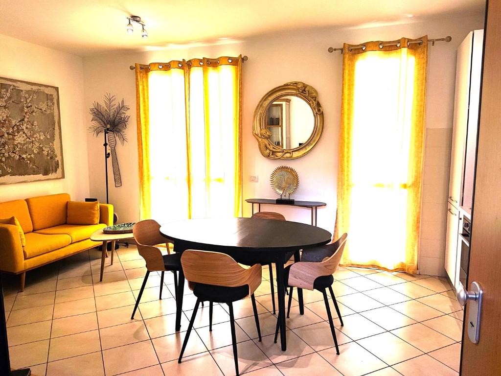 sala de estar con mesa y sillas en Il Melograno Apartment (Centro Storico Prato) en Prato