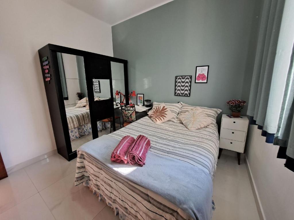 Un dormitorio con una cama con dos bolsas. en Quarto privativo no melhor de Botafogo com Anfitriã - home with host en Río de Janeiro