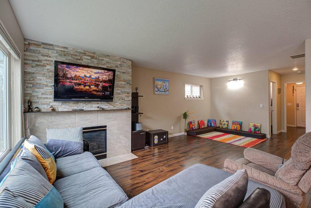 uma sala de estar com um sofá e uma lareira em Modern home in Orenco - Near Intel and Nike em Hillsboro