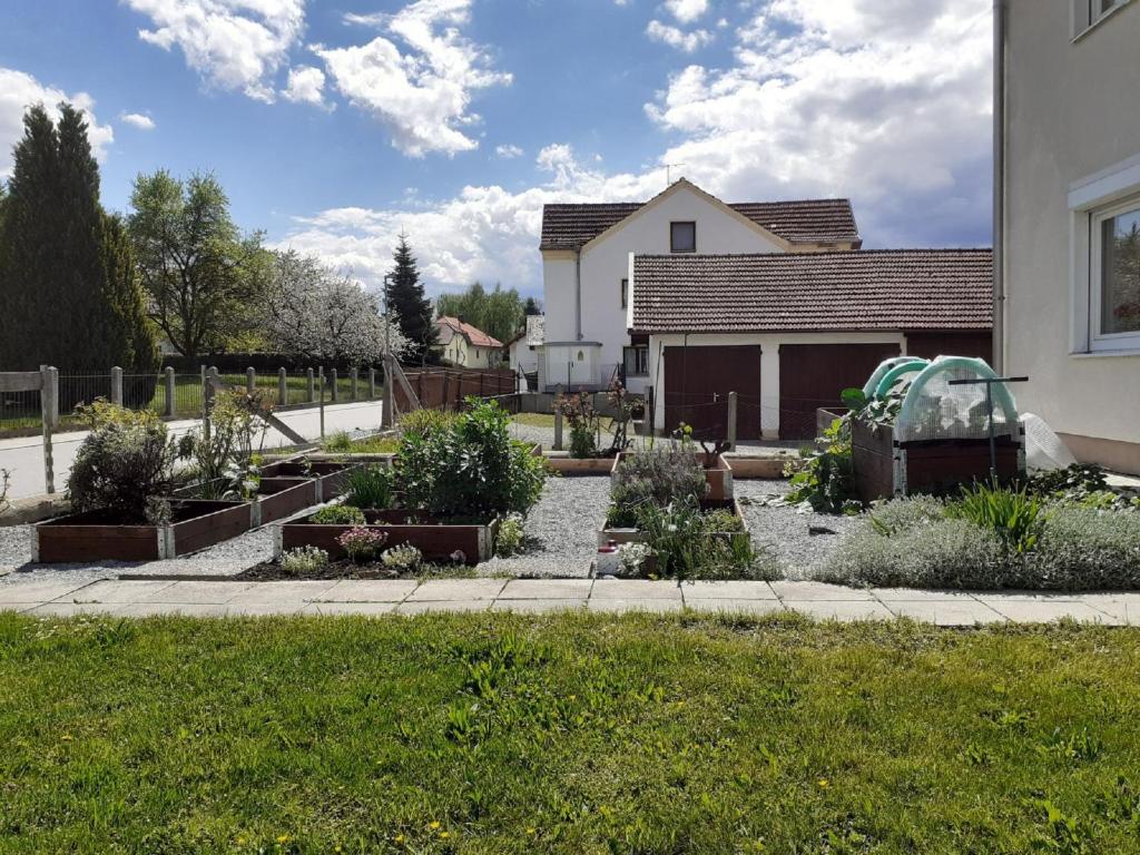 a garden in front of a house at Ferienwohnung Kreiller in Johanniskirchen