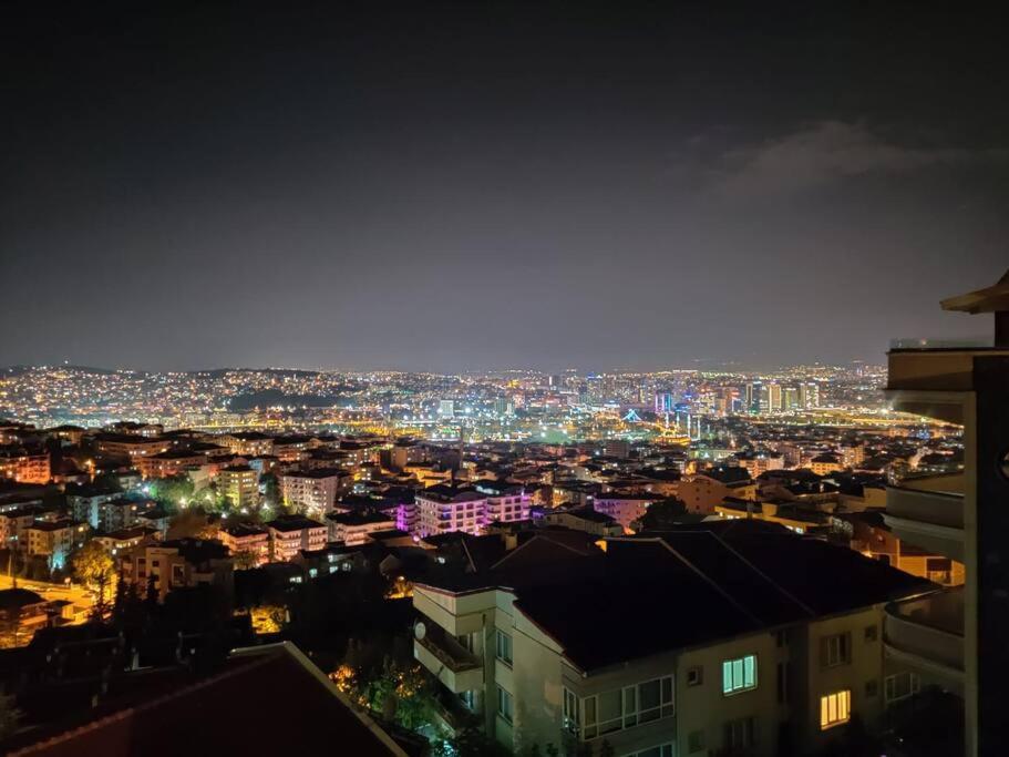 - une vue sur la ville la nuit dans l'établissement Şehir ve doğa manzaralı özel bahçeli lüx, à Çekirge