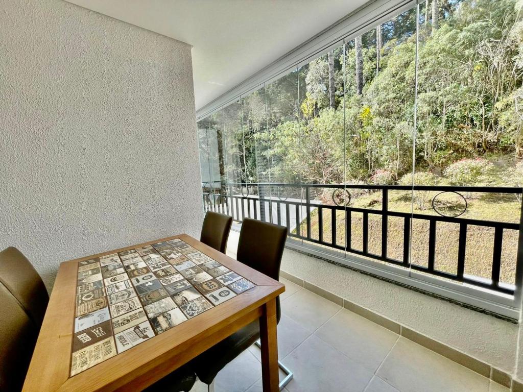 Un balcón o terraza en UM OÁSIS EM CAMPOS - Lindo e Novo Ap - Próx a Capivari e ao lado da Fonte Simão - com Varanda Gourmet, Lareira & Calefação - UNIDADE COM VISTA PRIVILEGIADA PARA A FONTE