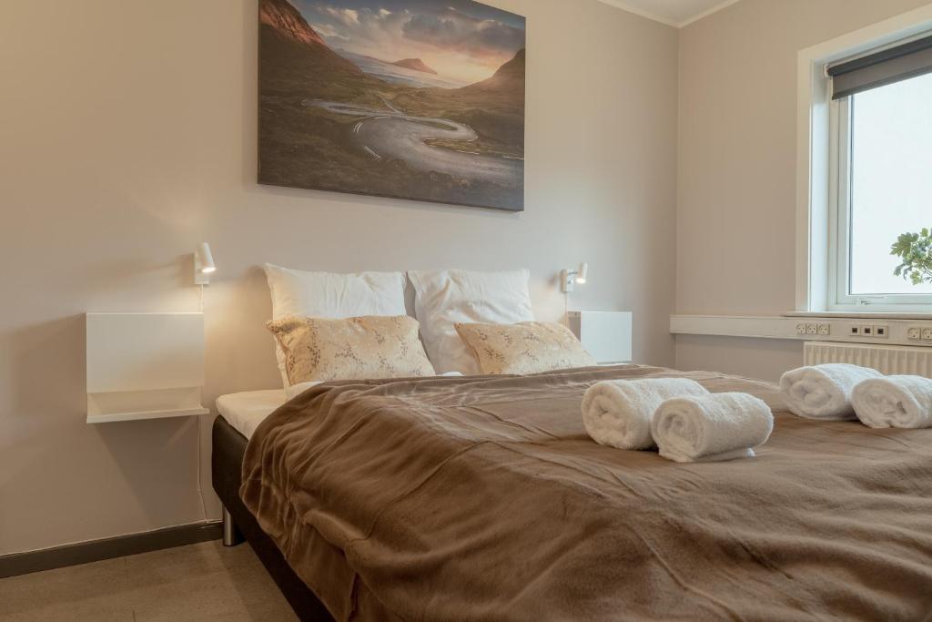 トースハウンにあるTórsgøta Guesthouse - In The Heart Of Tórshavnのベッドルーム1室(大型ベッド1台、タオル付)