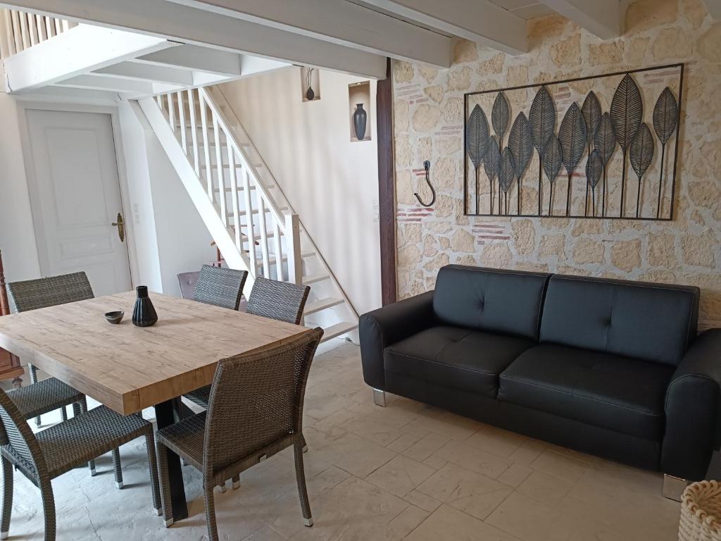 sala de estar con mesa y sofá en Gite Chambre Naomie, en Parranquet